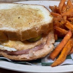 <MURRAY'S SMOKED BOLOGNA SANDWICH>.